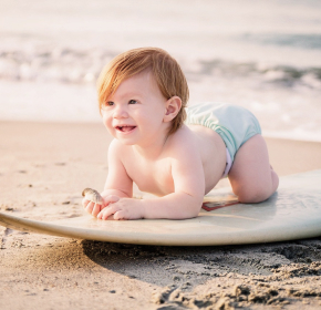 Ребенок на доске для
            серфинга
